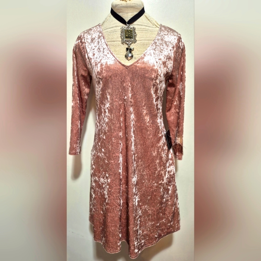 I.N. SAN FRANCISCO CRUSHED VELVET LONG SLEEVE DRESS IN MAUVE AND BLACK. NWT